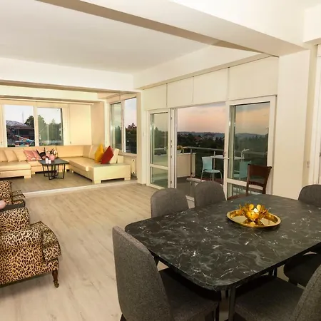 Spacious Bosphorus View 1 Bd Apt. アパート イスタンブール
